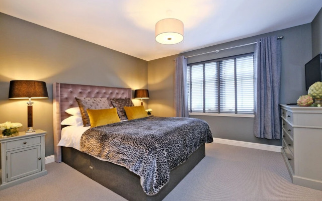 Sensational Aberdeen Home With Furnished Balcony