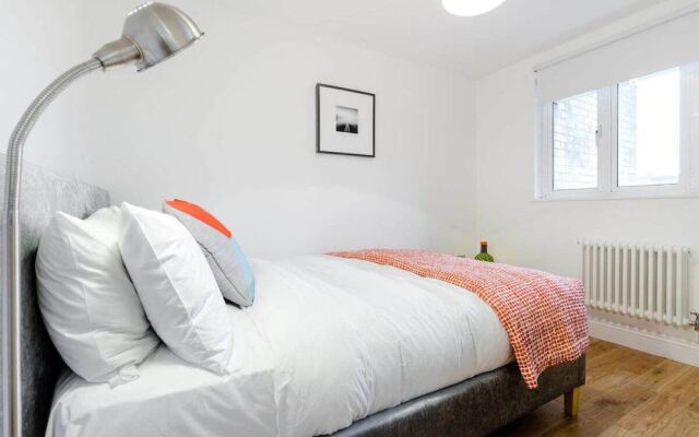 Aylie's Awesome 2 Bed Flat in Dalston