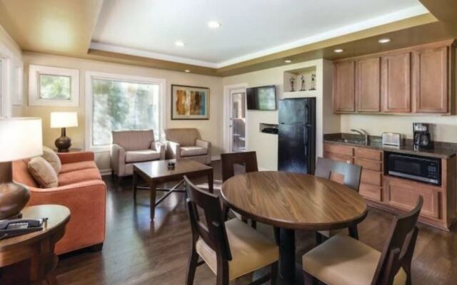 Private One Bedroom Condo on Golf Course, free parking