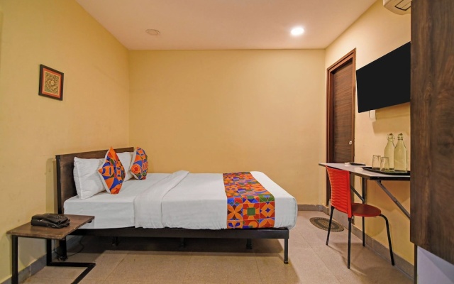 Fabhotel The Crown Aura