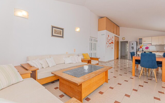 Stunning Apartment in Primosten With Jacuzzi, Wifi and 2 Bedrooms