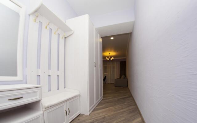 Ласточка на улице Ленина