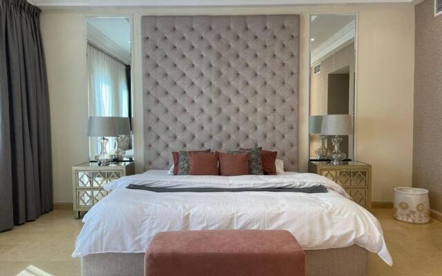 Cheerful 4-bedroom Villa With Shared Pool