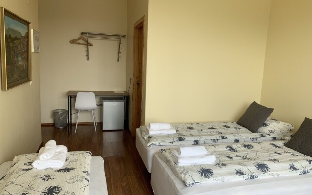 Отель Hlín Guesthouse