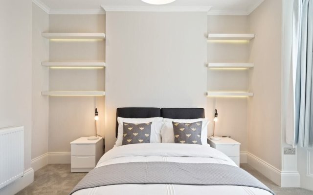 Designer 1-bed Flat W/juliet Balcony nr Wimbledon