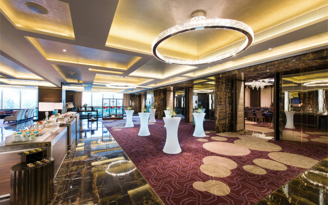 Hilton Shenzhen Futian - Image 2