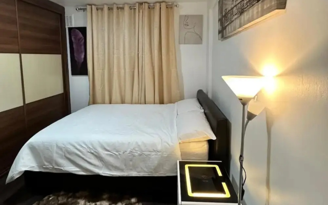 Stylish 1BR Apt w/ Fireplace & High-speed Wifi