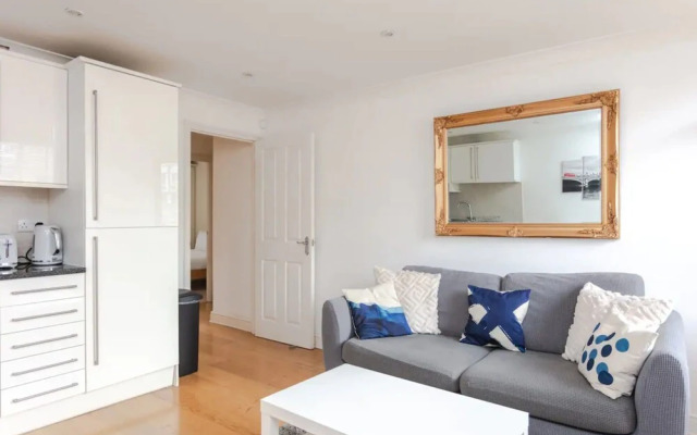 Homely 2 Bedroom Flat Near Embankment Station