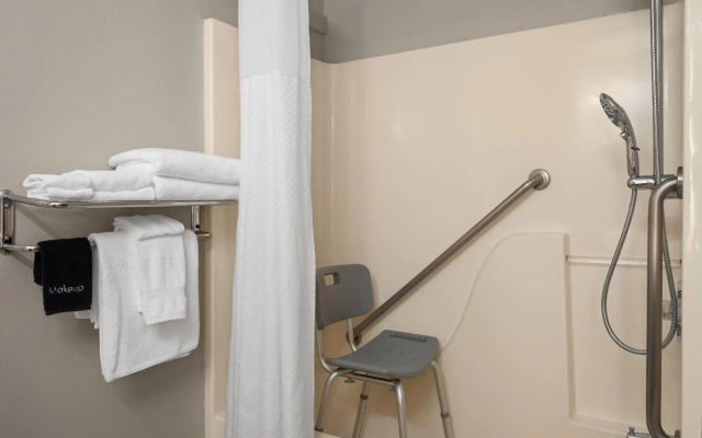 Super 8 by Wyndham Lewistown
