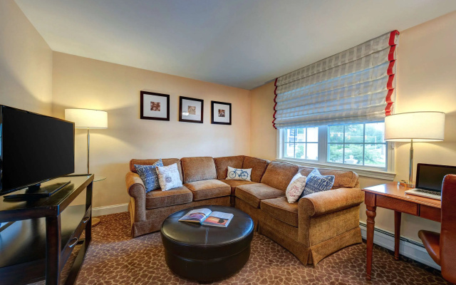 Port Inn and Suites Portsmouth, an Ascend Collection Hotel