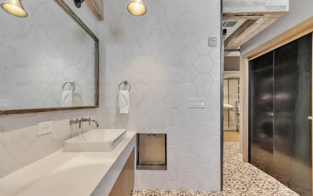 The Maverick, powered by Placemakr - River Walk