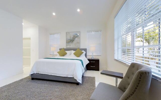 Beautiful Hollywood Beach 4 BR Home W Heated Pool