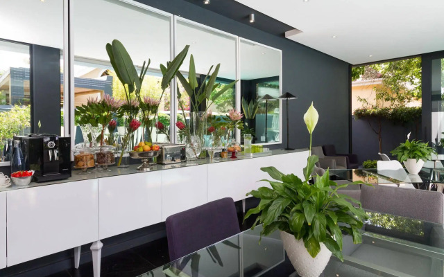 Life and Leisure Luxury Guesthouse