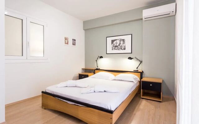 Downtown urban apartment for 4 people in Plaka