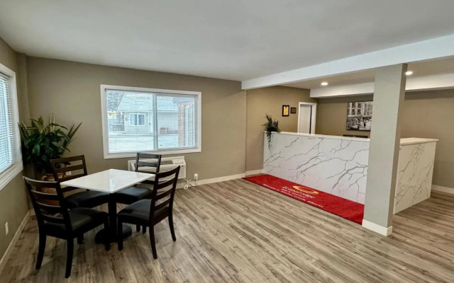 Econo Lodge Inn & Suites