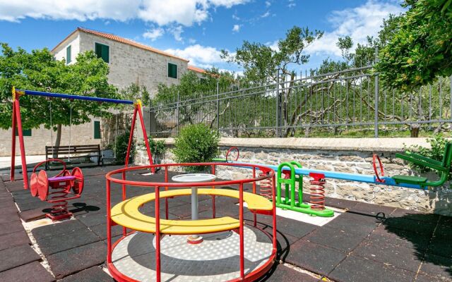 Cozy Holiday Home in Sumartin near Sea