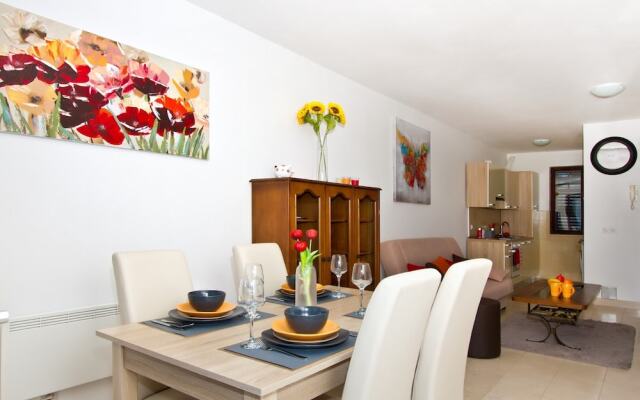 Comfort Apt.w.balcony Near Beach,marjan and Center