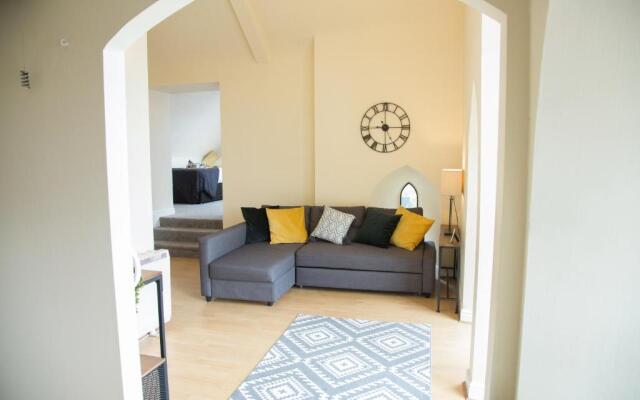 Central Penthouse in Converted Church - Free parking - Free WiFi