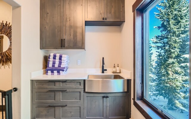 Slopeview Sanctuary 4 Bedroom Home by RedAwning