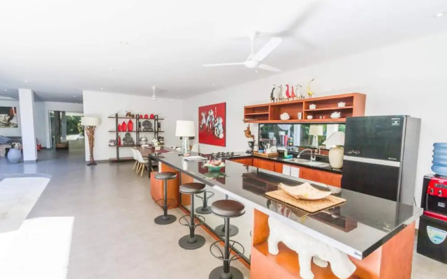 Colorful Private Villa 3 BR, Seminyak With Staff