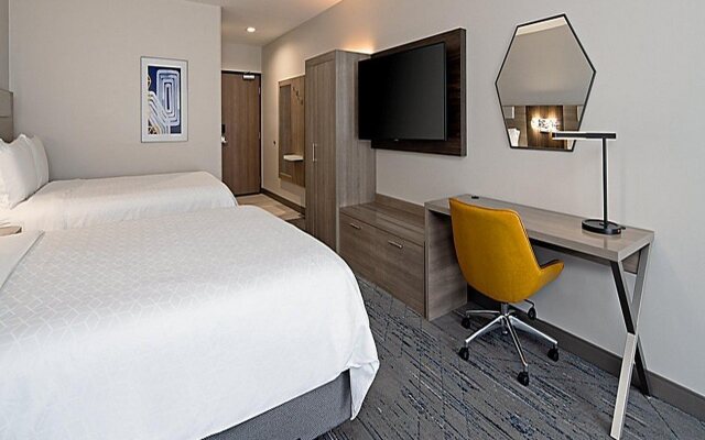 Holiday Inn Express & Suites Valencia - Santa Clarita by IHG
