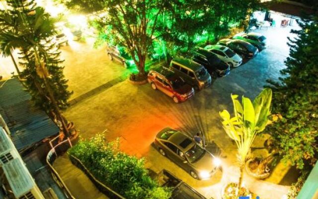 Xinhe Business Hotel