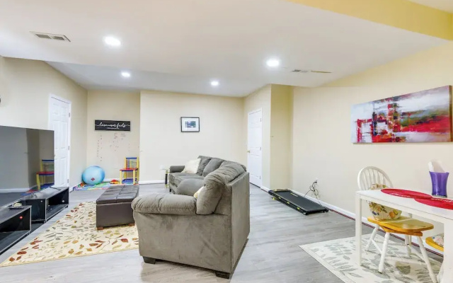 Pets Welcome! Cozy Family Apartment in Sterling