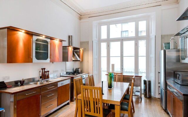 The Spacious Cleveland Square Apartment