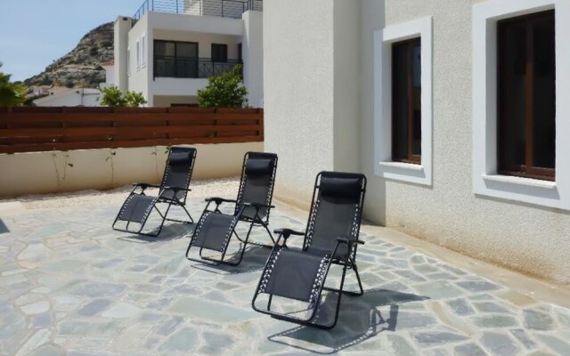 Modern Luxury Villa in Peyia, Near Coral bay Beach, w/ Private Pool an