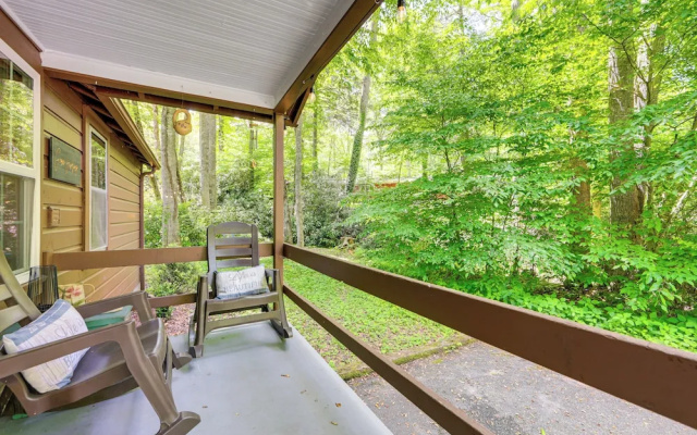 Pet-friendly Creekside Cabin w/ Pool Access!