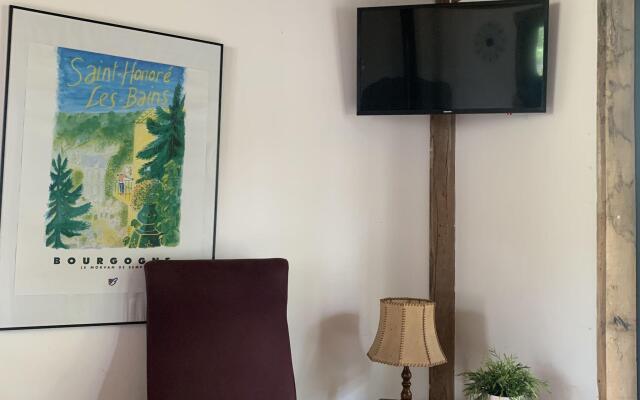 Modern Holiday Home near Forest in Burgundy