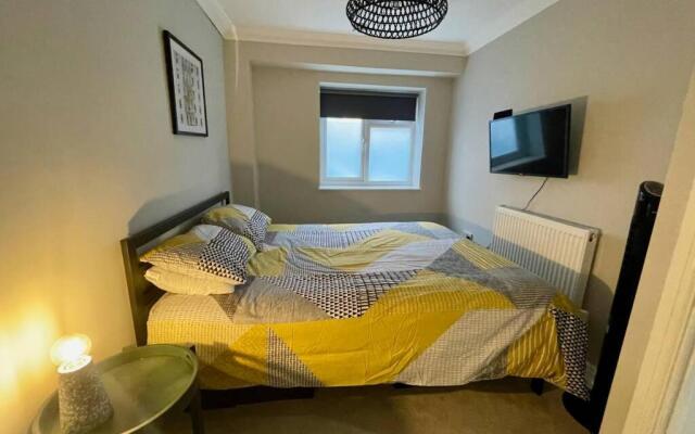 Stylish Modern Two Bedroom Apartment with Garden
