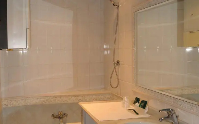 Colonna Room Rental