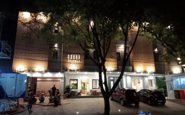 Spot 43 Cafe and Hotel