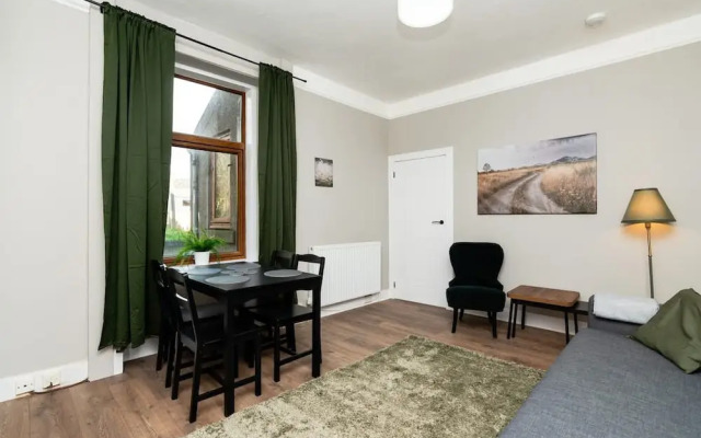 2 Bedroom Flat - Free Parking