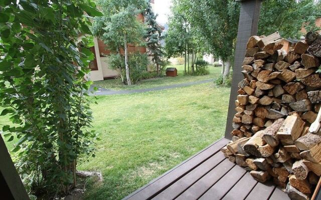 Snowcreek III 441 Pet-Friendly, BBQ Grill, Updated and On the Snowcreek Meadow by RedAwning