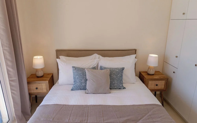 Phaedrus Living: Seaside Thalassa Cretan 202