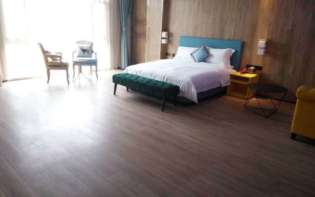 Yantai 90's Light Luxury Hotel