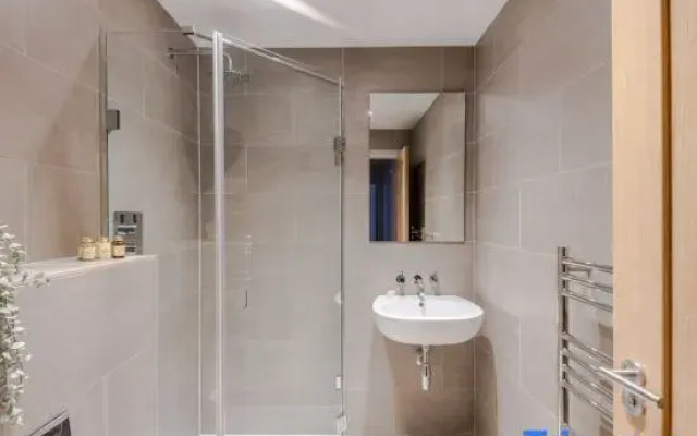 The Eyre Suite Seven - Farringdon - by Frankie