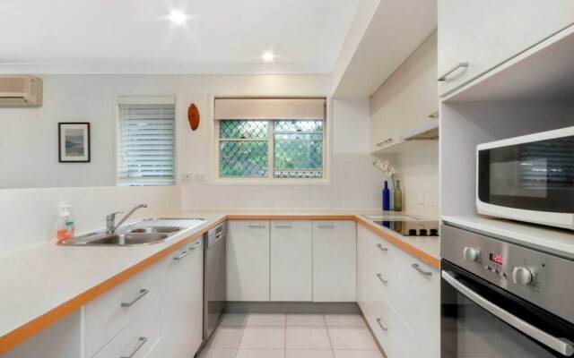 Spacious Inner South Townhouse Apartment Near to the CBD