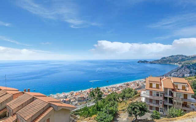 Stunning Holiday Home in Letojanni near Sea