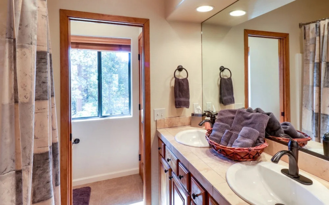 Wraparound Deck + Large Yard: Pinetop Home!