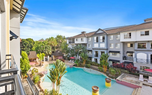 Lakeside Luxe Retreat - Pool View BBQ Spa Bath