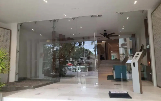 1 Br. Steps From the Beach Roof W/ocean View