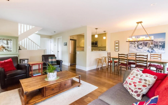 Spacious Town Home With Private Hot Tub