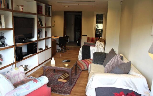 Elegant & Cozy Central Apt - 5' to Athens Metro St