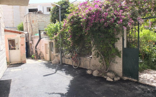 Central old stone Jerusalem apartment