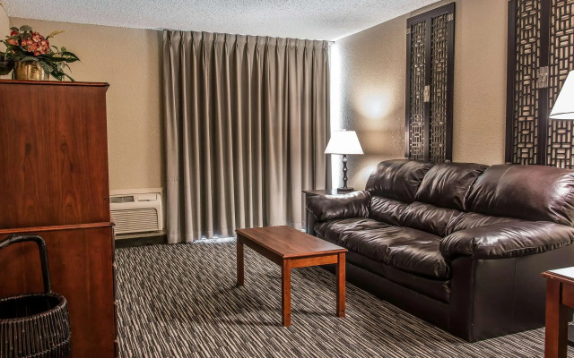 Quality Inn and Suites Livonia