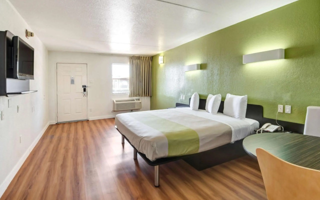 Motel 6 Dallas, TX - Forest Lane