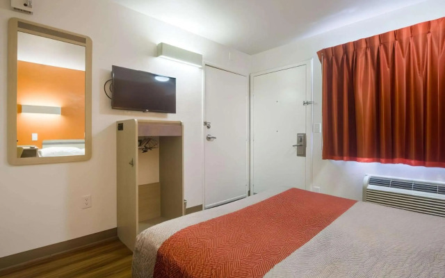 Motel 6 – Lakewood, CO